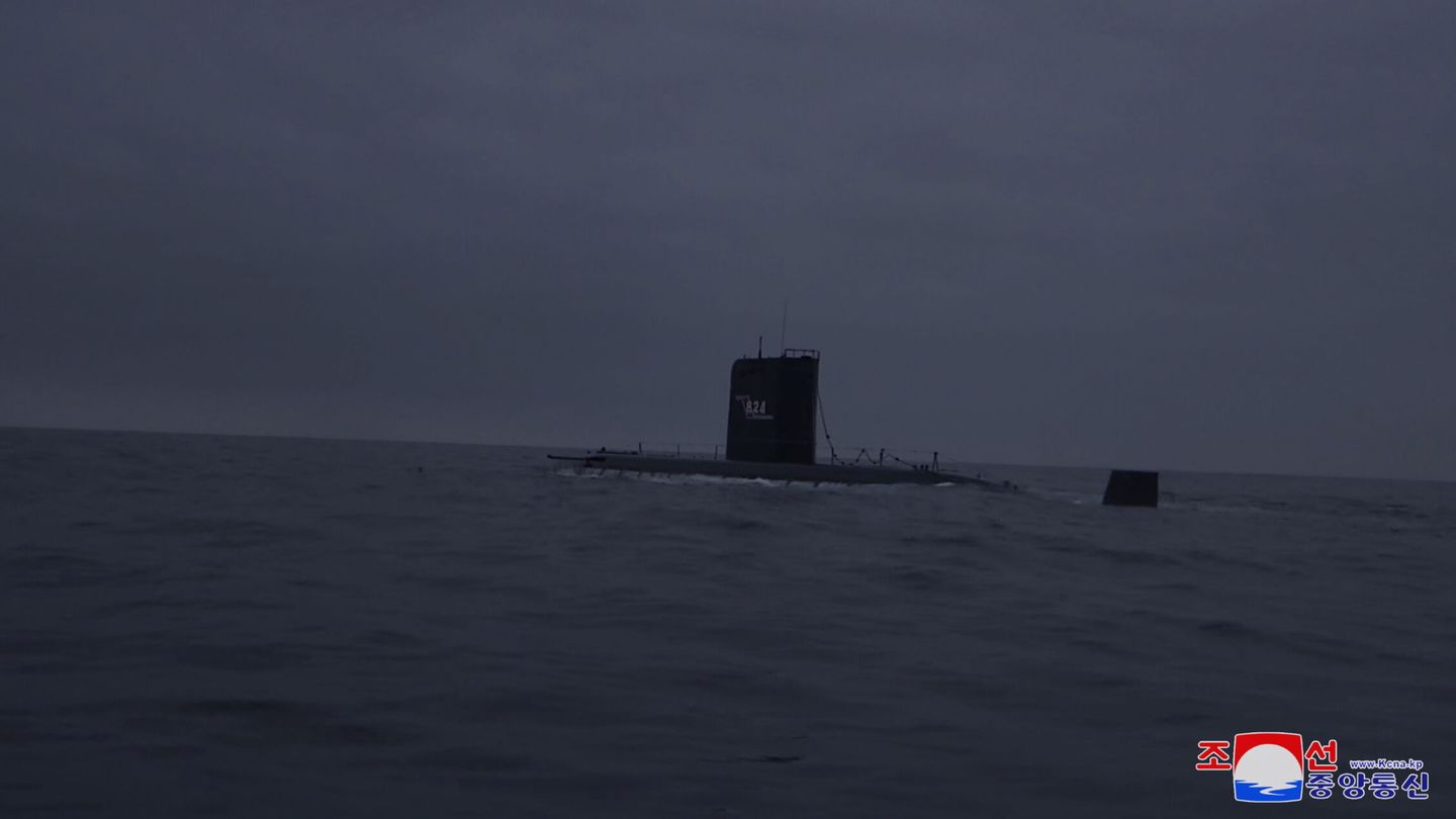 El submarino desde donde se realizó el lanzamiento. (EFE/KCNA)