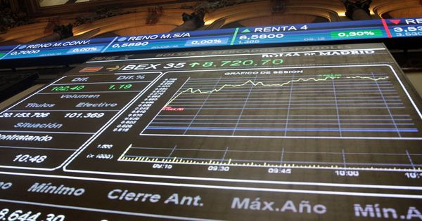 Foto: Vista de las pantallas en el edificio de la Bolsa de Madrid. (EFE)