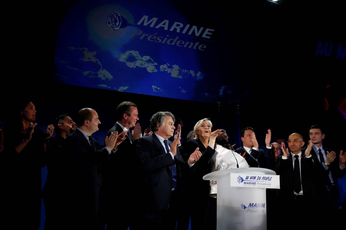 Marine Le Pen, líder del Frente Nacional, celebra los resultados en Henin-Beaumont. (Reuters)