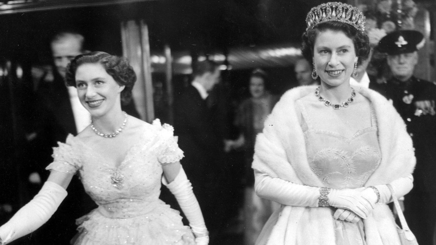 La princesa Margarita junto a su hermana, la reina Isabel II, con una edad similar. (CP)