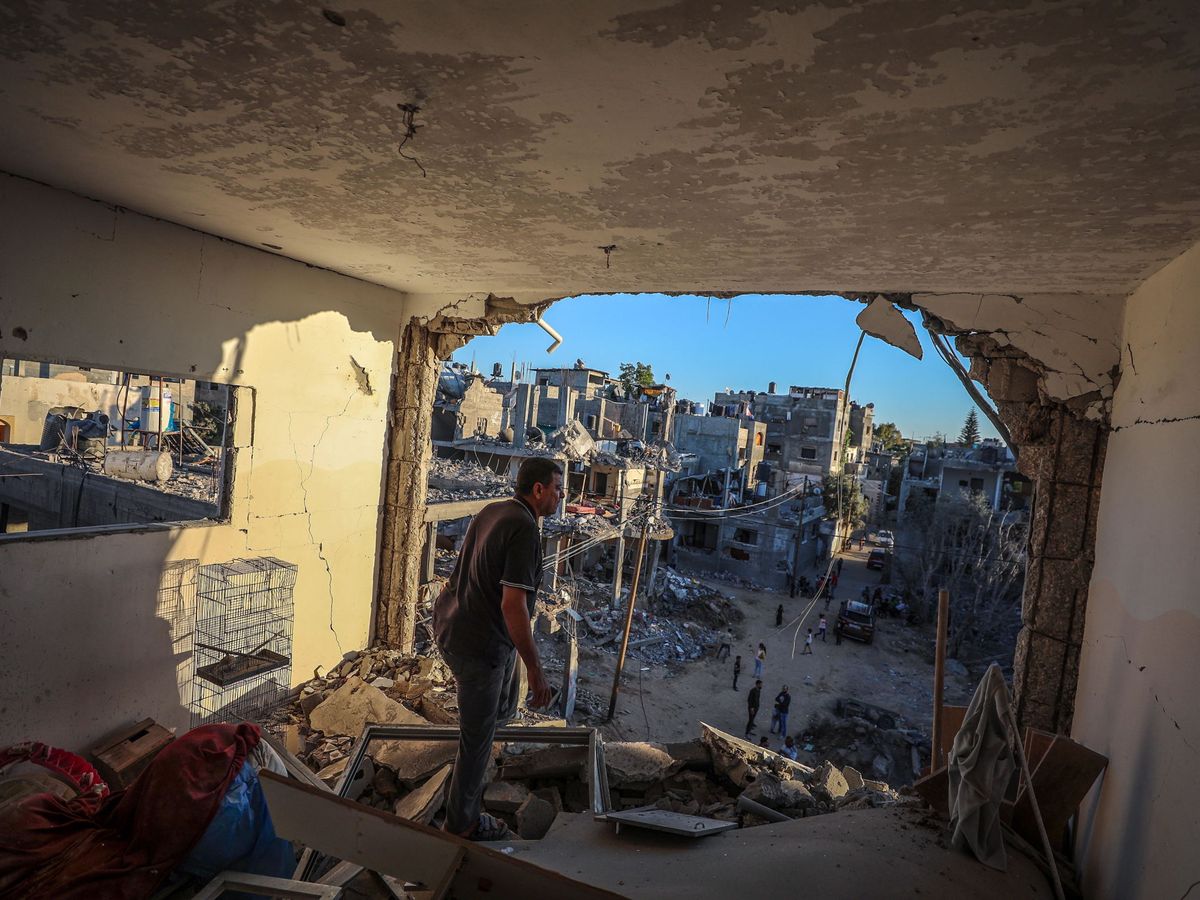 Foto: Un hombre palestino inspecciona una casa destruida por los bombardeos en la ciudad de Beit Hanoun, en la Franja de Gaza. (EFE)