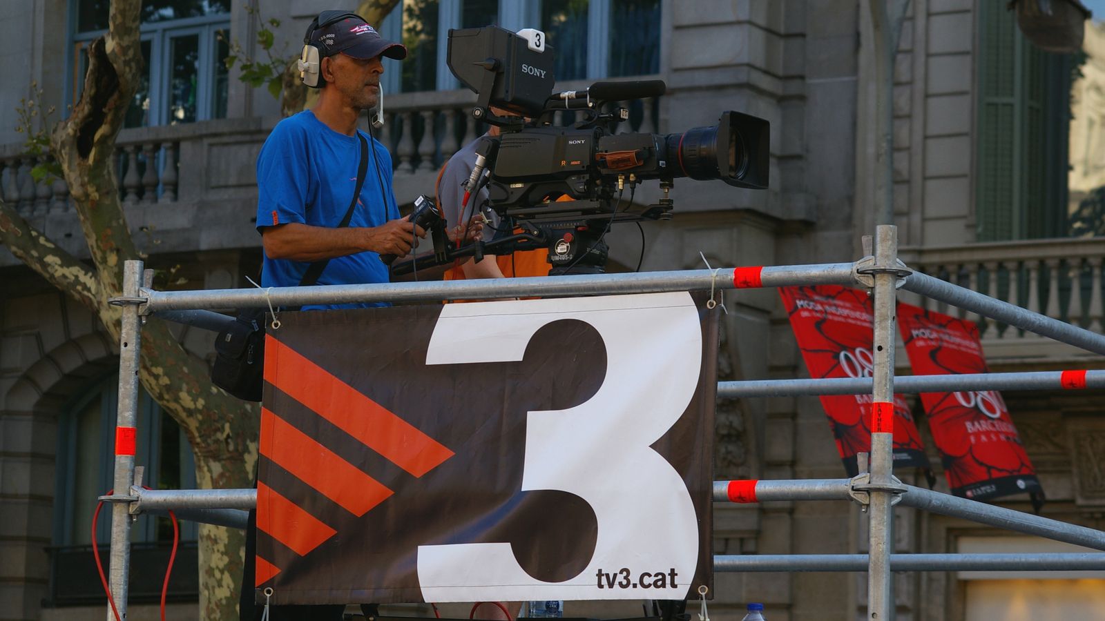 Foto: Un cámara de TV3 graba una manifestación.