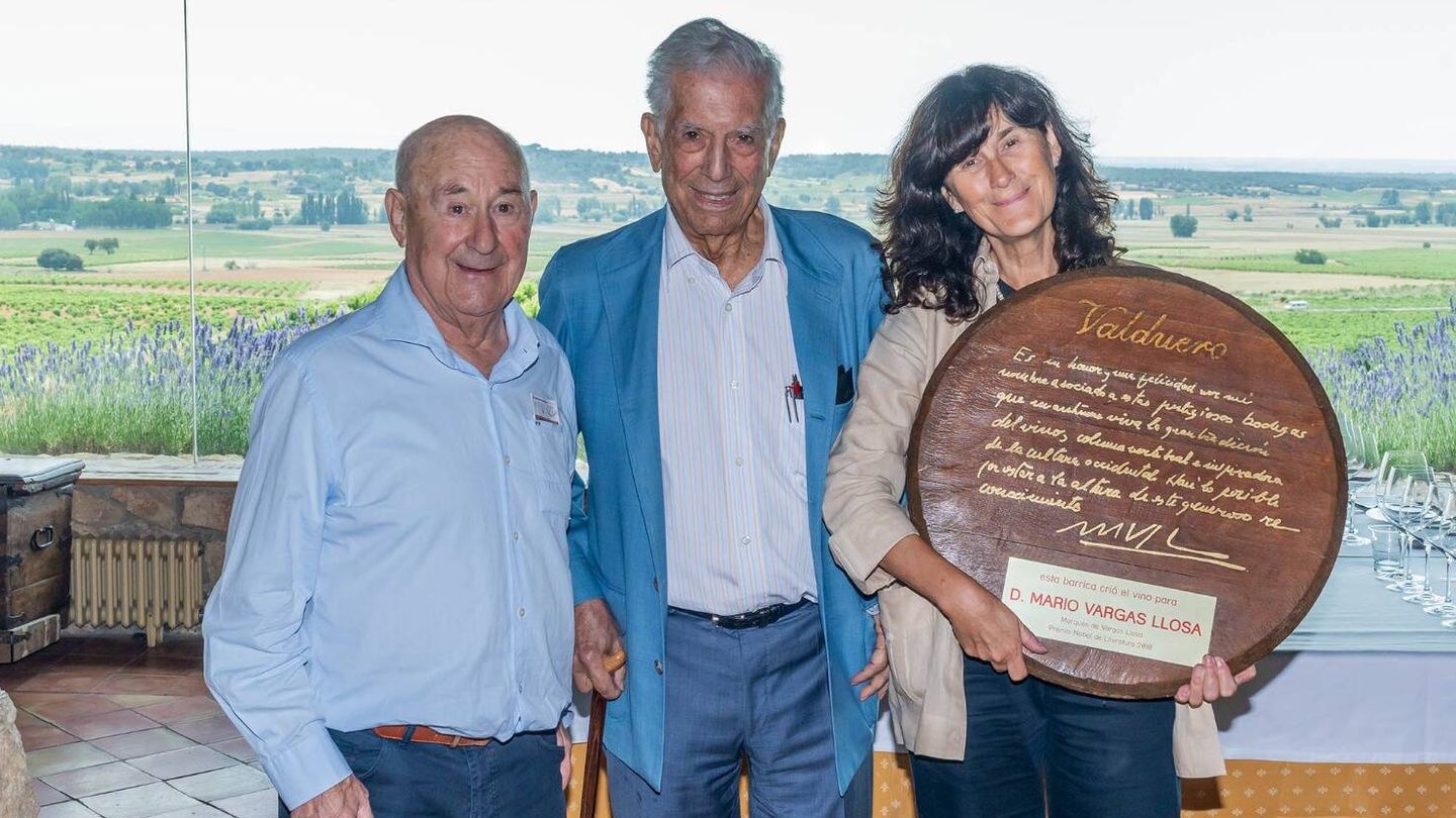Vargas Llosa, con Yolanda García Viadero y Gregorio García, dueños de Valduero. (Cortesía)