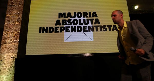 Foto: La ANC muestra un cartel con el lema 'Mayoría absoluta independentista' tras conocerse los resultados electorales. (Reuters)