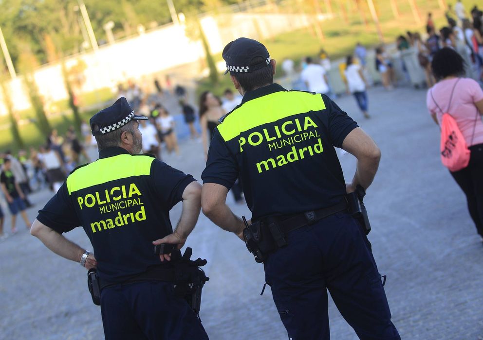 Foto: Dos agentes de la Policía Municipal en Madrid Río en una foto de archivo. (EFE)