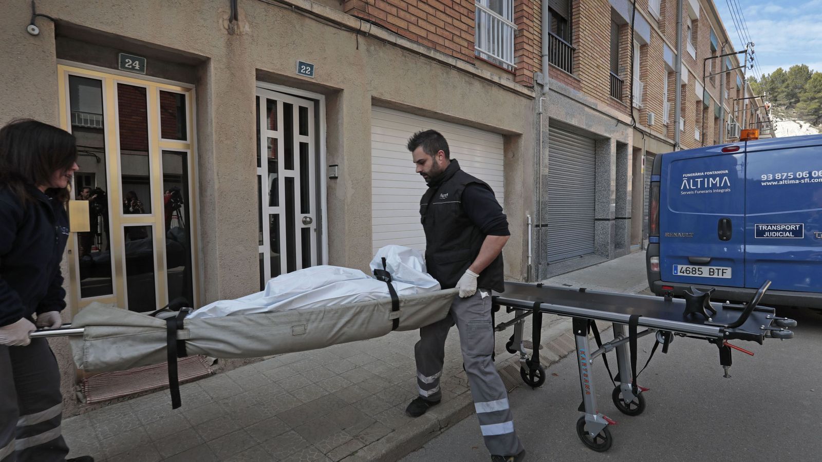 Foto: Los servicios funerarios trasladan el cádaver de una mujer a quien , al parecer, ha matado su marido. (Efe)