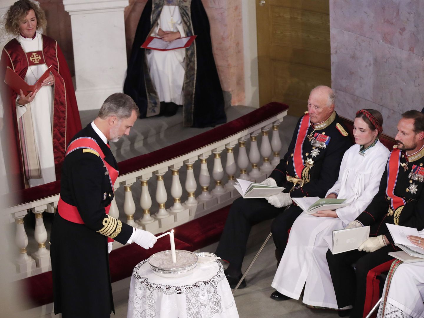El rey Felipe enciende una vela en honor a su ahijada. (Reuters)