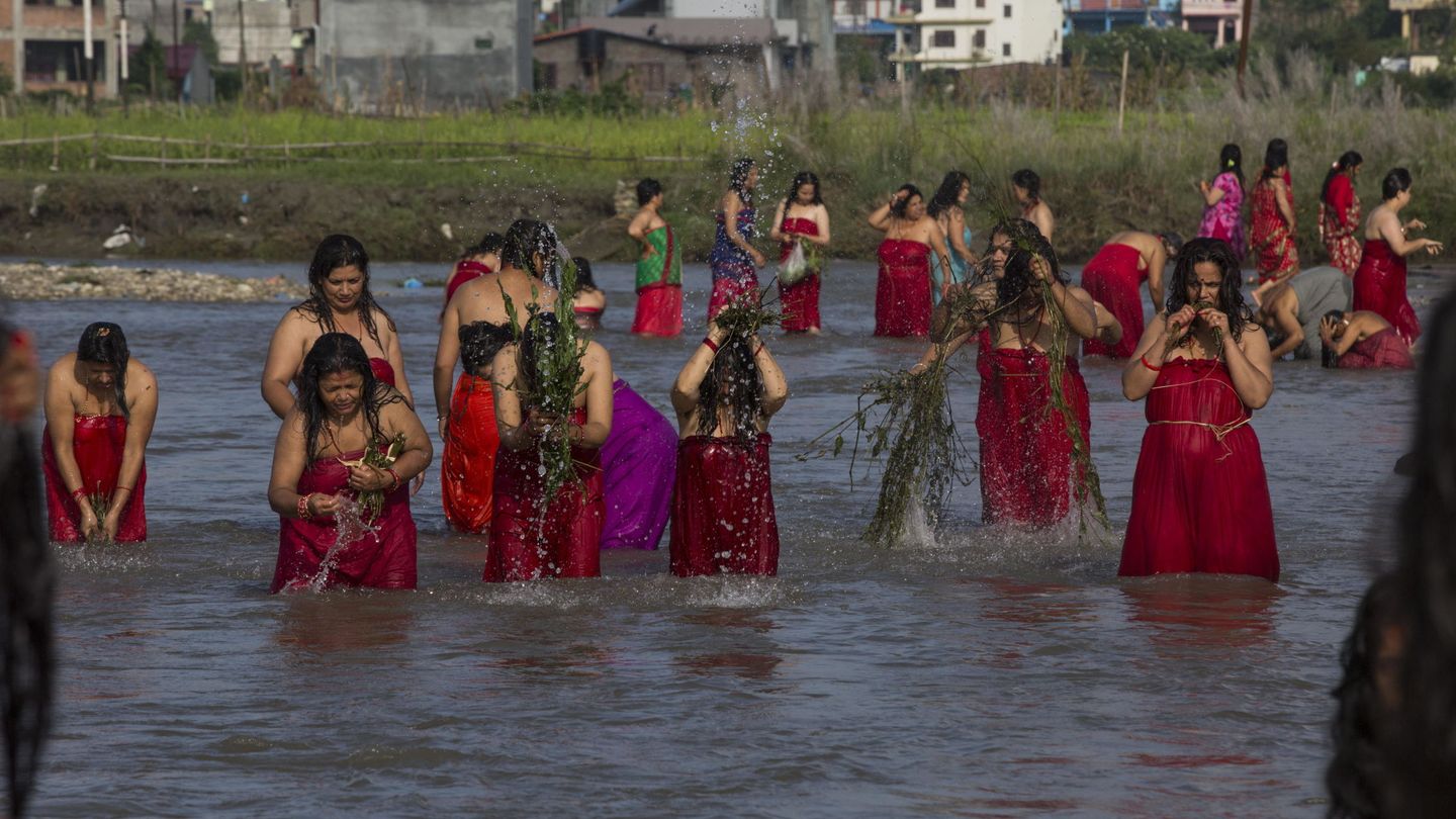 Durante el festival Rishi Panchami, las mujeres nepalesas adoran a Sapta Rishi pidiendo perdón por sus pecados sexuales y religiosos cometidos durante sus periodos menstruales durante todo el año. (Narendra Shrestha/EFE)