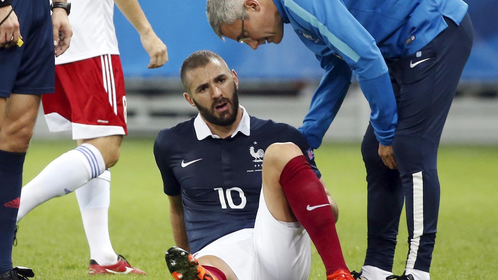 Foto: Benzema, en el momento de caer lesionado con Francia (REUTERS)