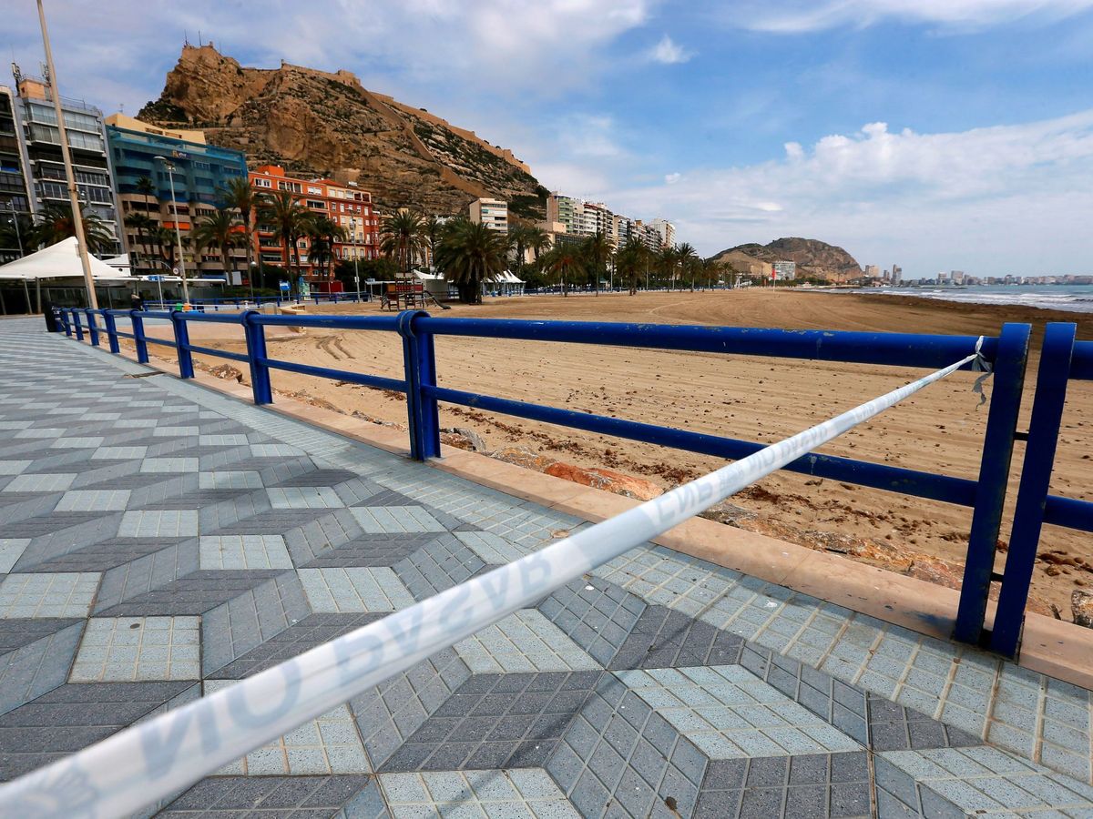 Foto: Playa de Alicante cerrada en imagen de archivo. (EFE/Manuel Lorenzo)