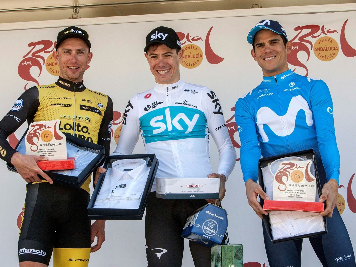 Stef Clement (i), junto a David de la Cruz (c) y Andrey Amador (d) en la Vuelta a Andalucía. (EFE)