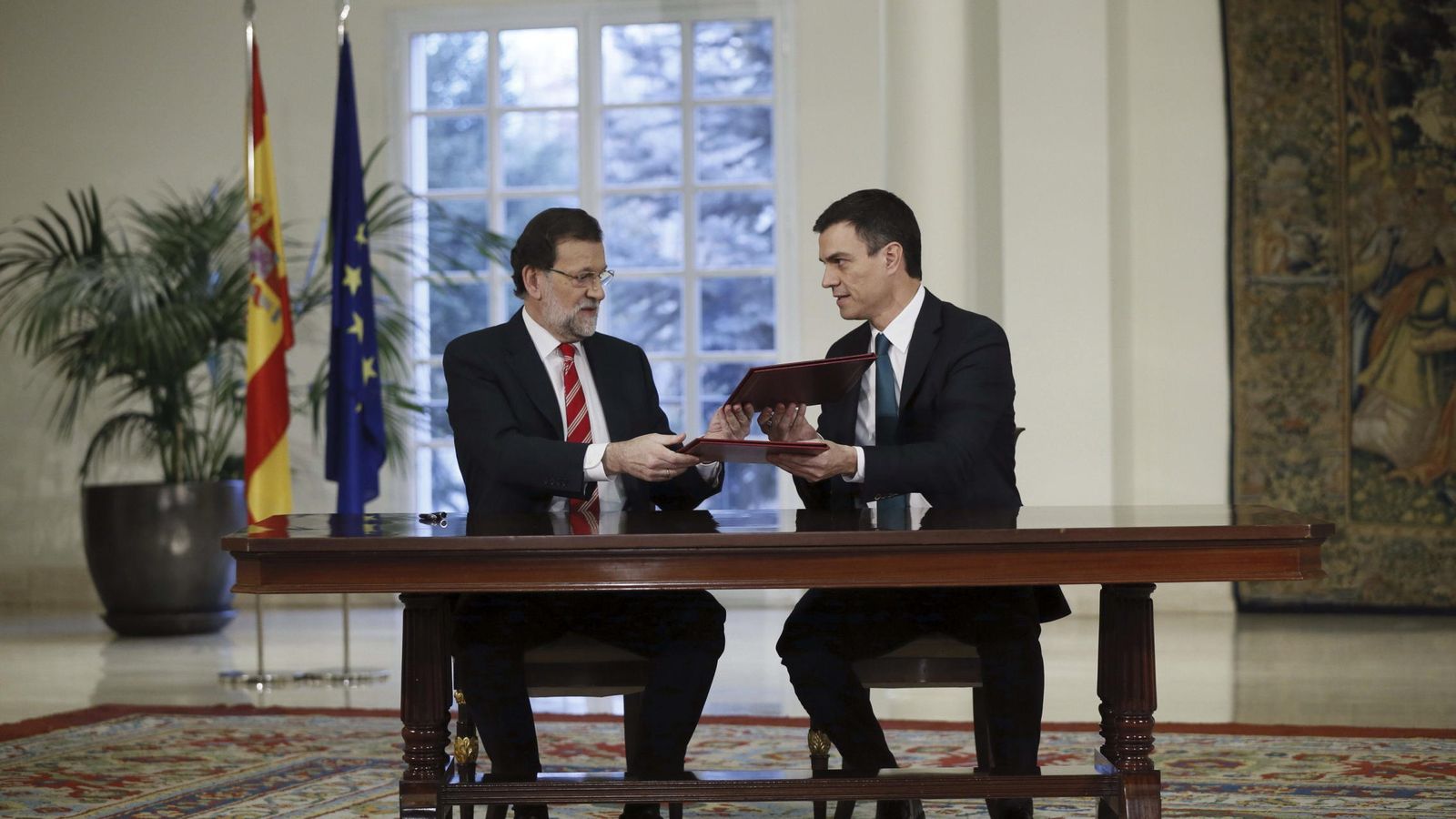 Foto: Mariano Rajoy y Pedro Sánchez, durante la firma de su primer pacto de Estado. (Efe)