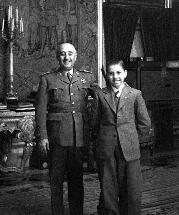 Foto: Arturo Pomar Salamanca, por entonces campeón de España de ajedrez, posando con Francisco Franco en 1946. (Efe)