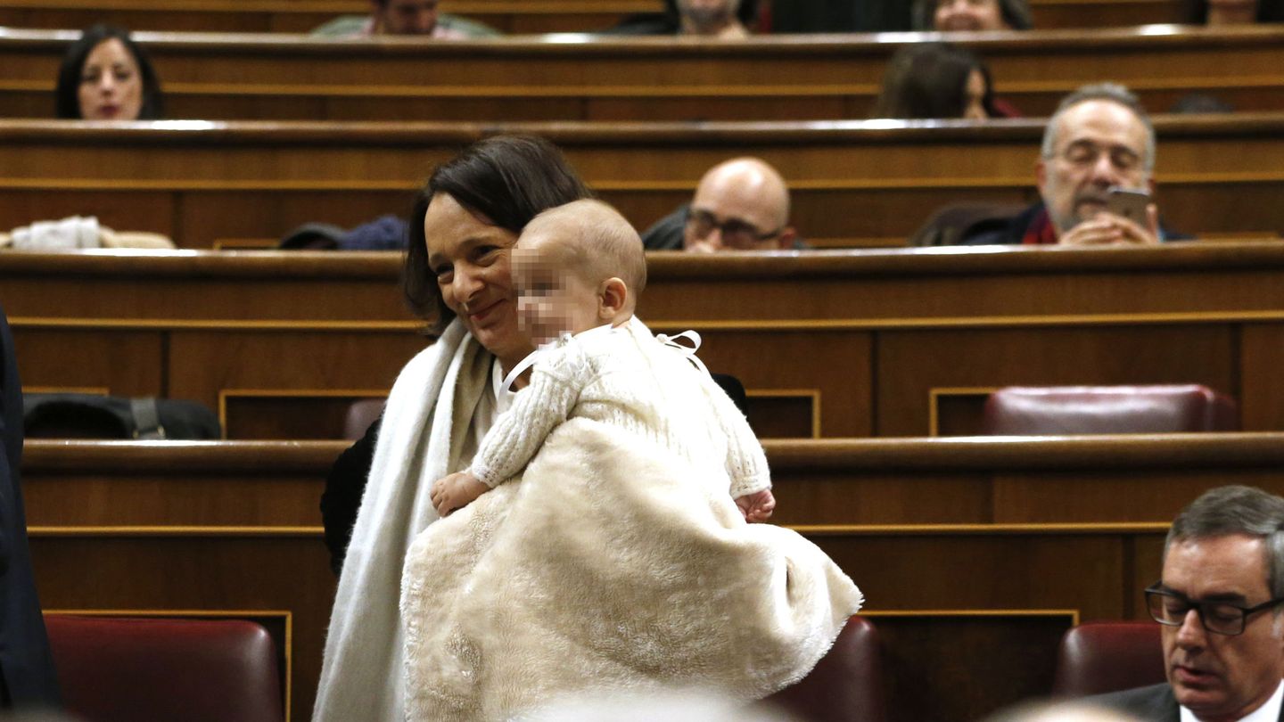 Carolina Bescansa llegando con su bebé al hemiciclo del Congreso. (EFE)