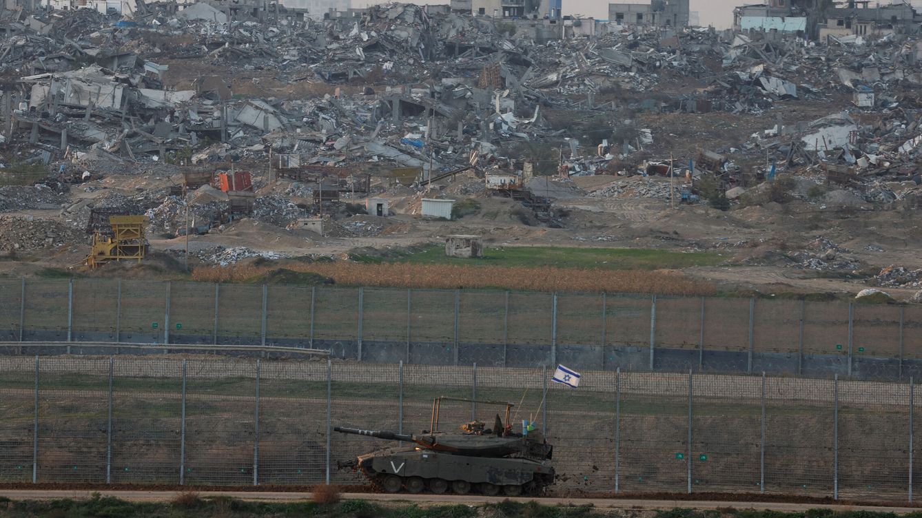 Foto: Un tanque israelí rodeado de escombros tras los ataques en Gaza. (Reuters/Amir Cohen)