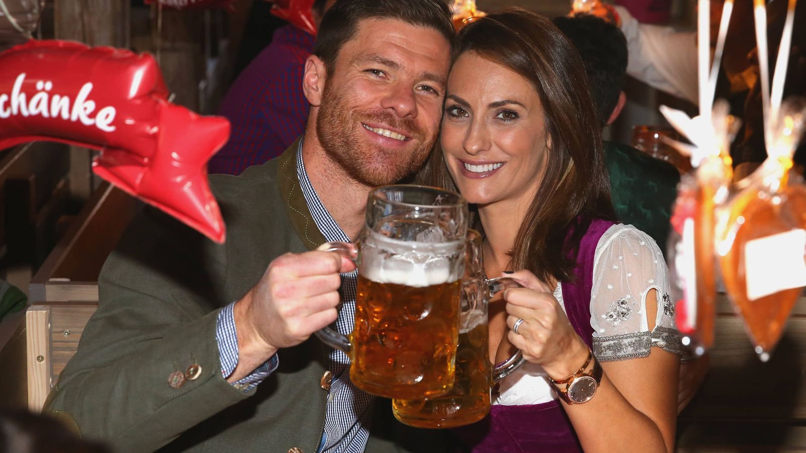Foto: Xabi Alonso y su mujer, Nagore Aranburu, en la fiesta de la cerveza del Bayern en Múnich. (Gtres)
