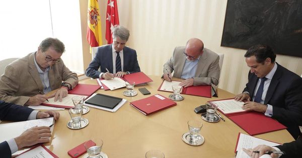 Foto: El presidente madrileño, Ángel Garrido (segundo por la izquierda), con los representantes sindicales y de la patronal.