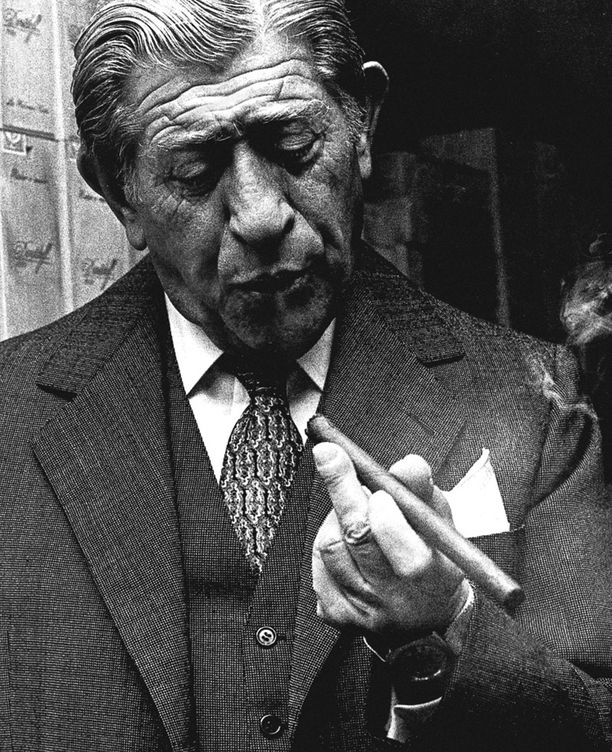 Zino Davidoff en una estampa típica, a punto de disfrutar con un cigarro a la puerta de su local ginebrino.