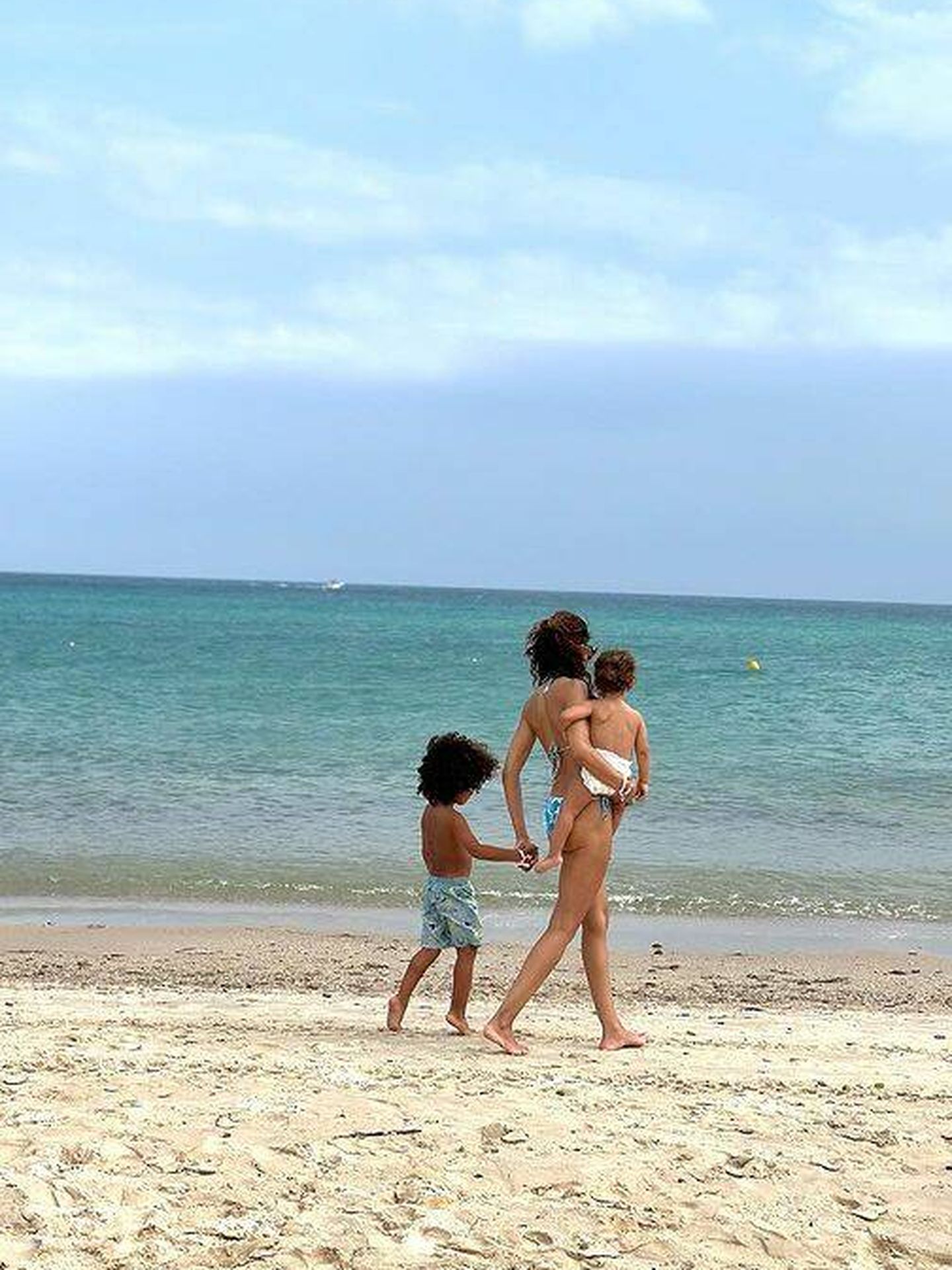 La actriz, junto a sus dos hijos en las playas de Hammamet. (Instagram/@hiba_abouk_)