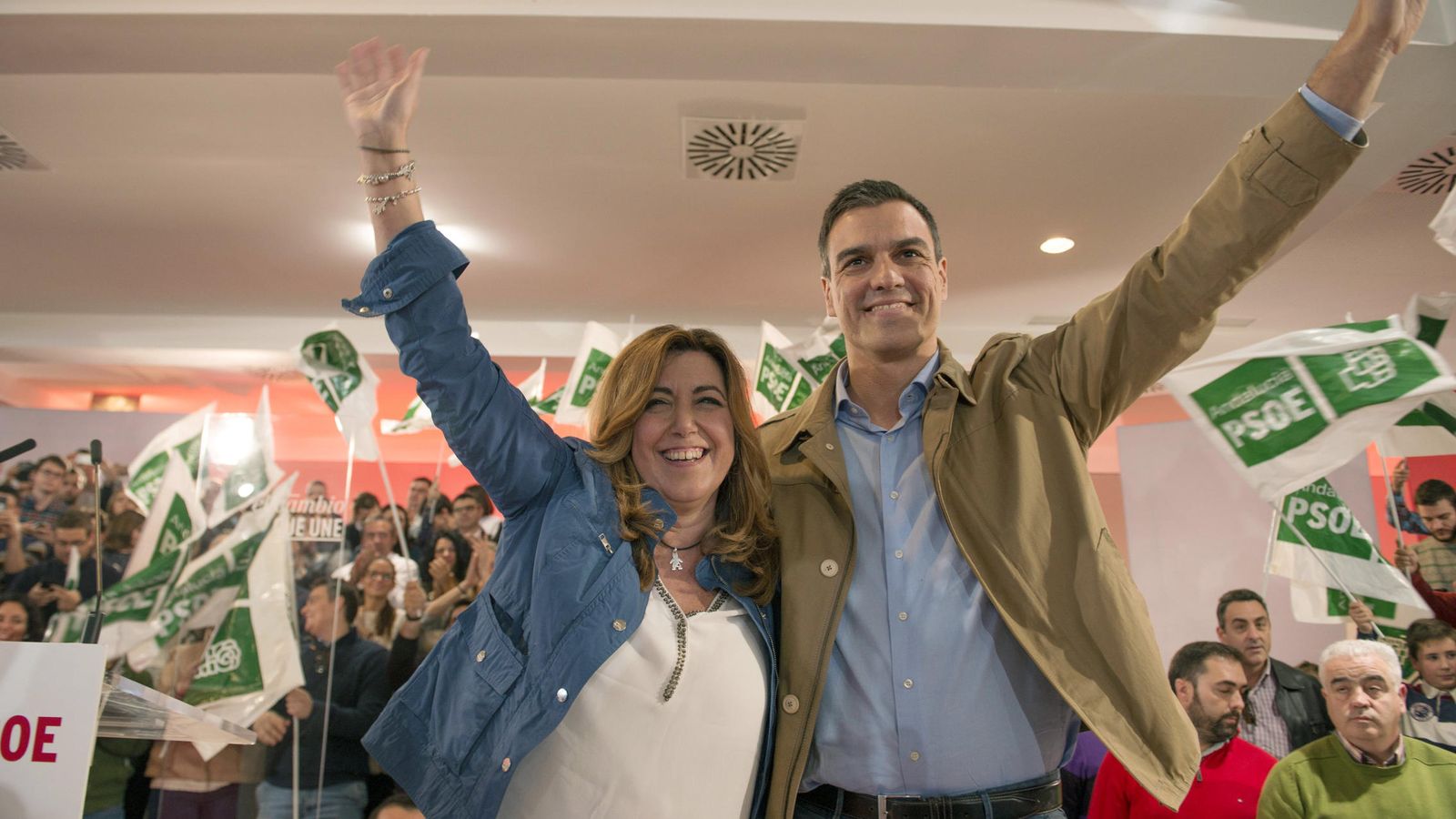 Foto: El secretario general del PSOE, Pedro Sánchez, junto a la presidenta de la Junta de Andalucía y secretaria general del PSOE andaluz, Susana Díaz. (Efe) 