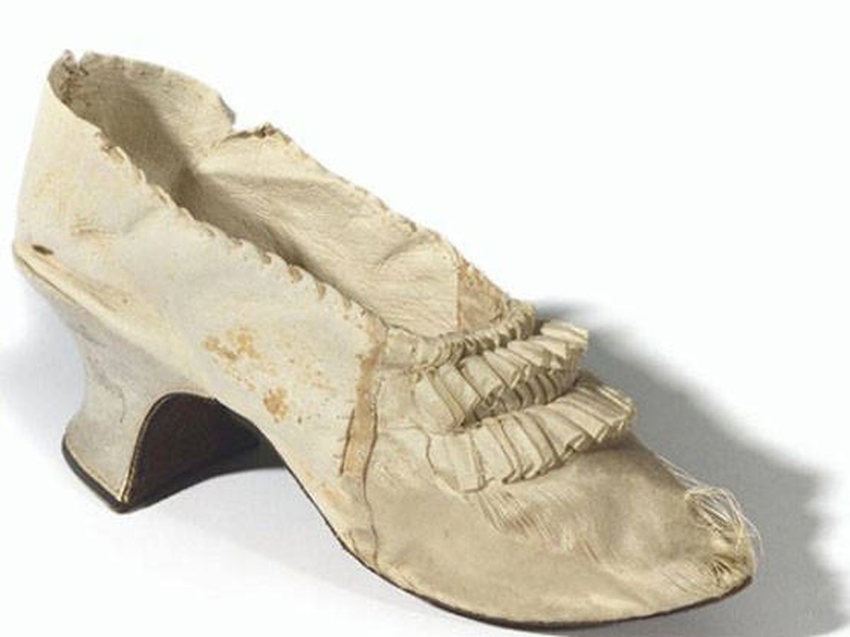 Subastan zapato de Antonieta por 43.750 euros