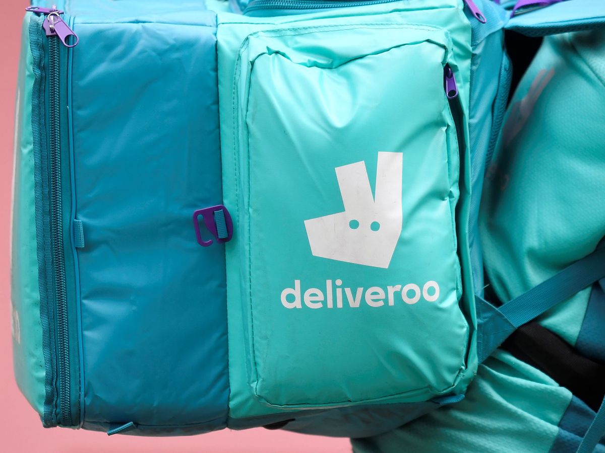 Foto: Una mochila de Deliveroo. (Reuters)
