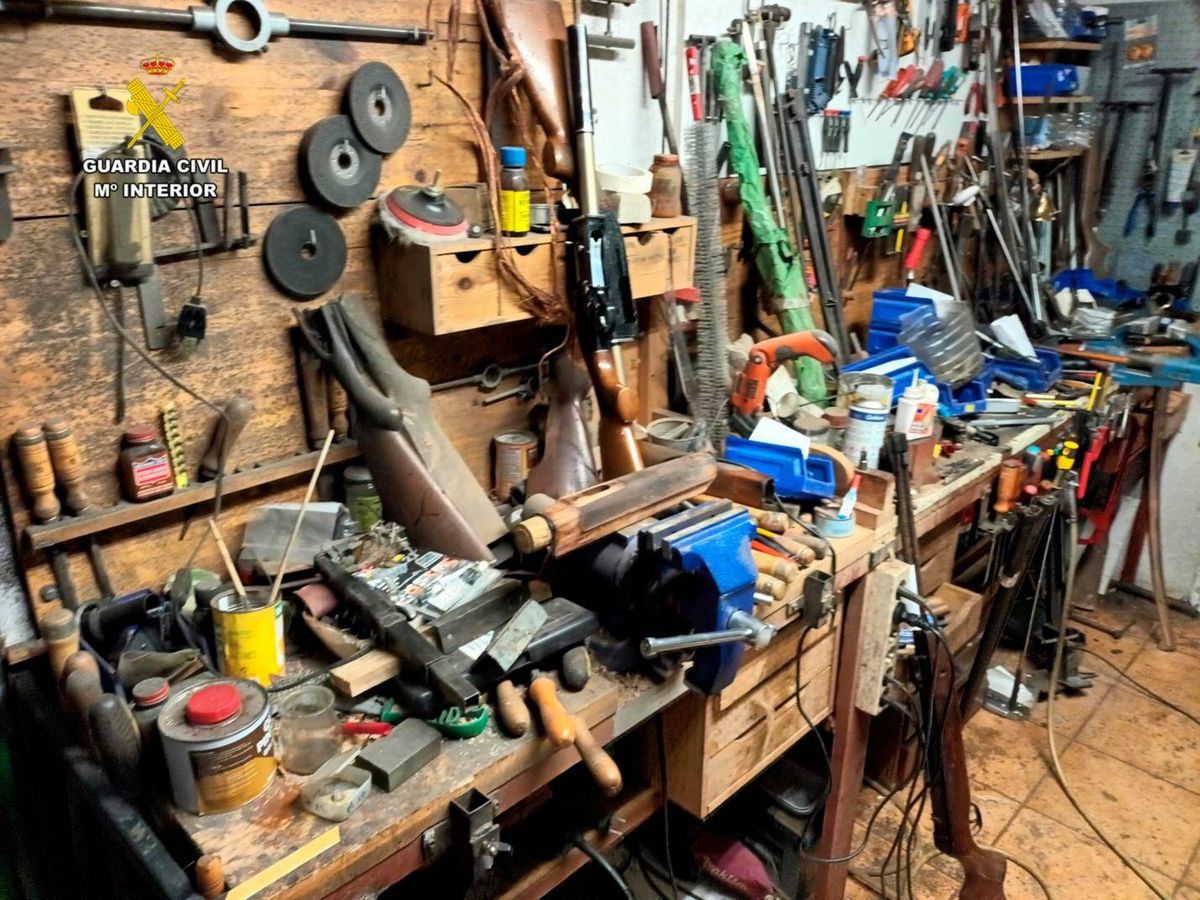 Foto: Las armas amontonadas en el taller. (Guardia Civil)