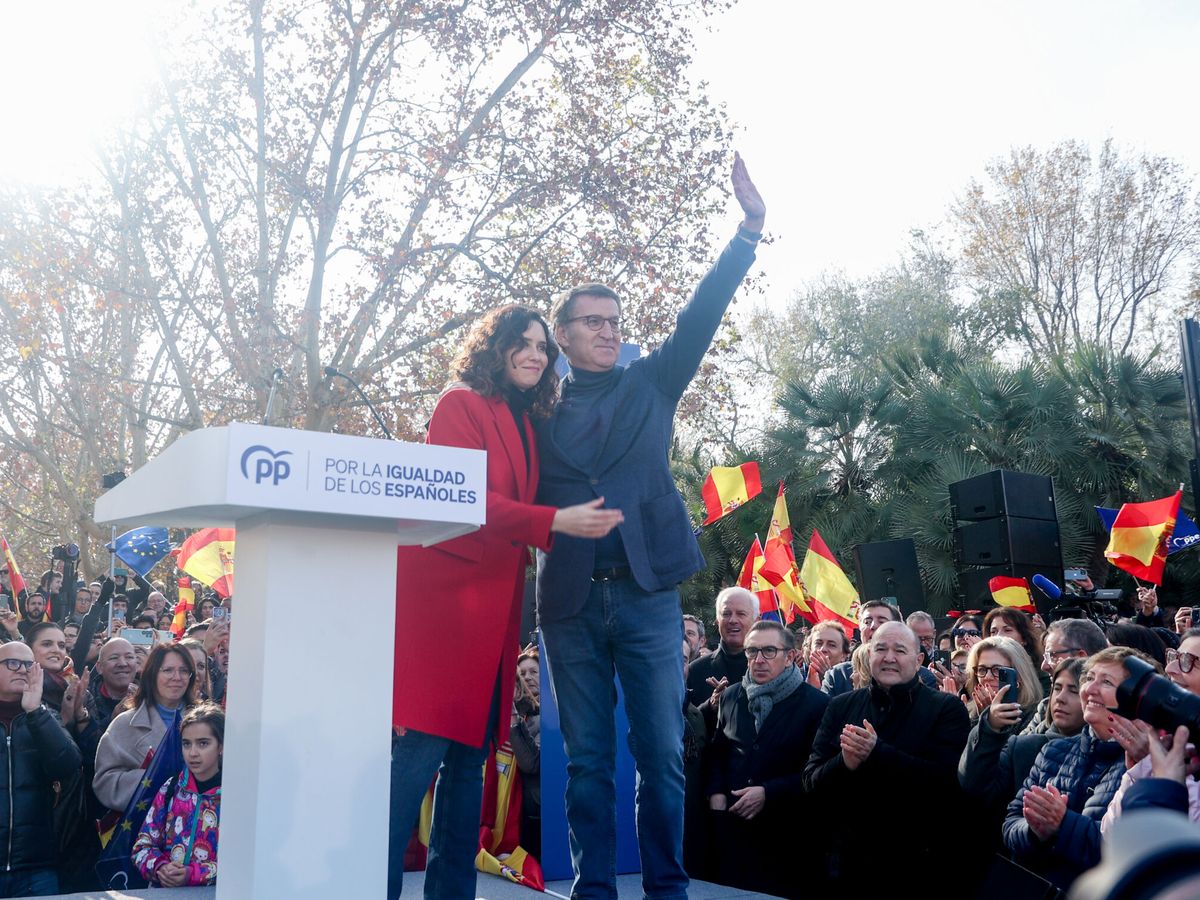Foto: El líder del PP, Alberto Núñez Feijóo, junto a la presidenta de la Comunidad de Madrid, Isabel Díaz Ayuso, en una protesta contra Sánchez en Madrid. (Europa Press/Ricardo Rubio)