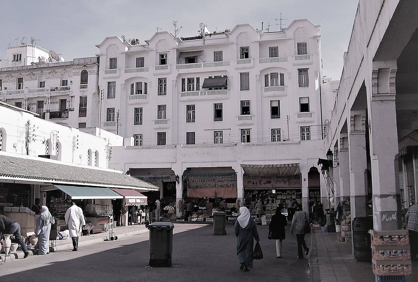 Mercado y edificio de arquitectura colonial en Casablanca. (MGR)