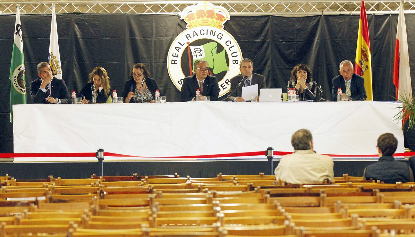 Foto: Imagen de una Junta General Extraodinaria del Racing de Santander en junio de 2013 (Efe)