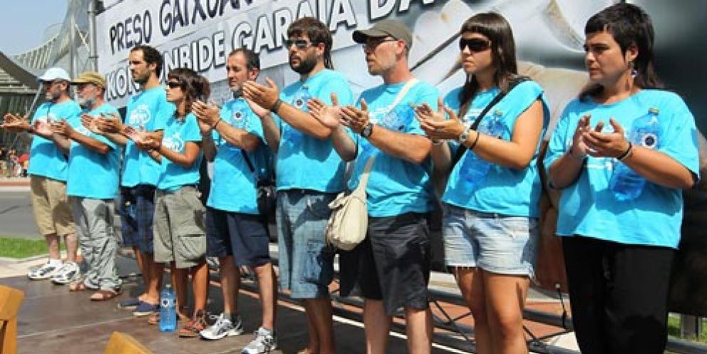 Foto: La izquierda abertzale aplaude a Uribetxebarria en Bilbao a pesar de la prohibición