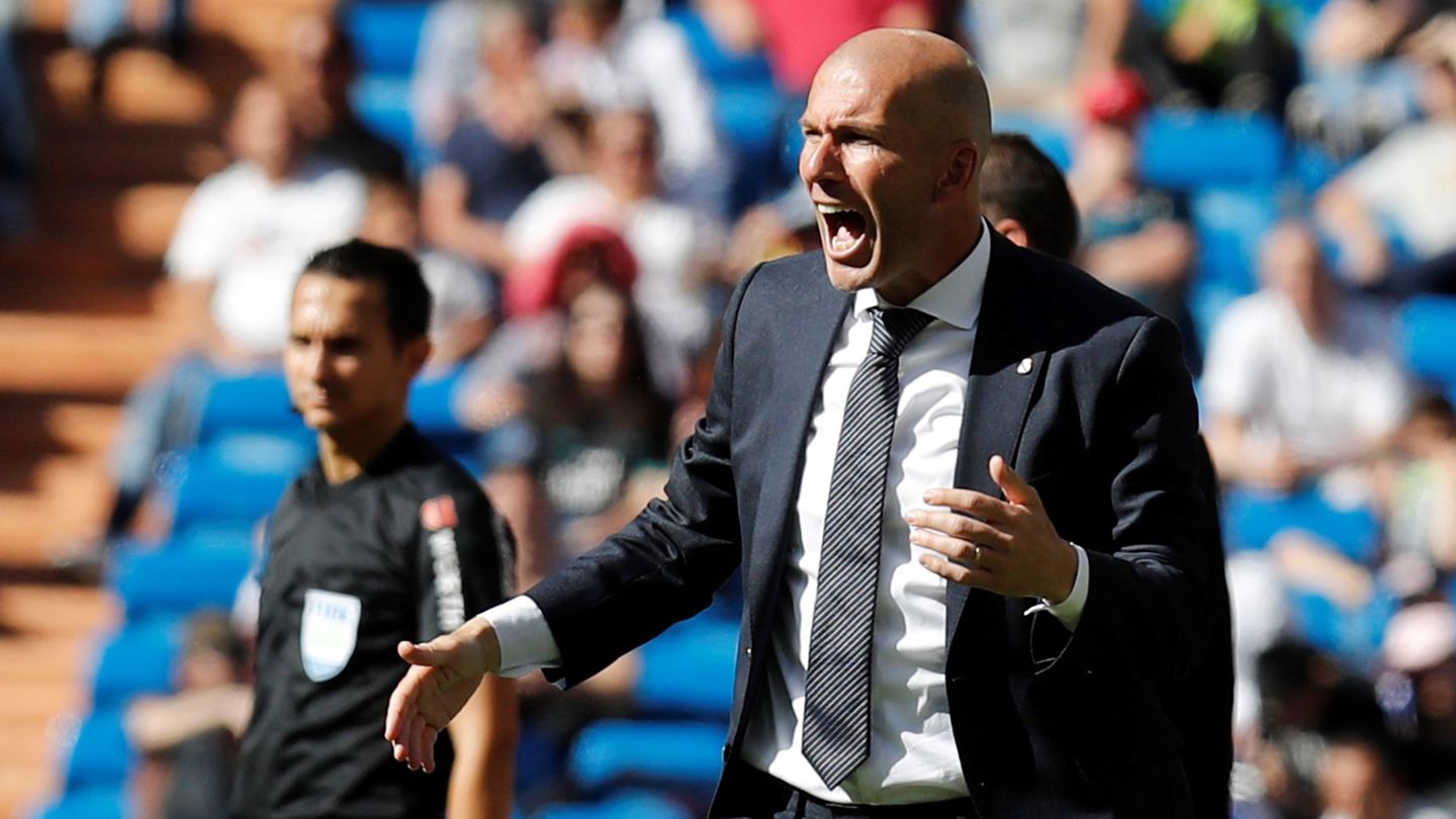 Zidane da instrucciones durante el partido contra el Villarreal. (EFE)
