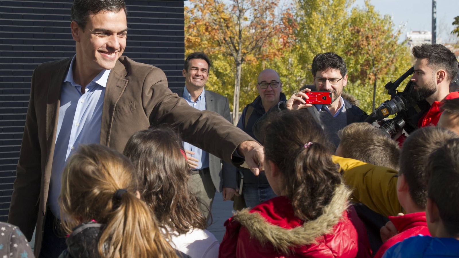 Foto: Pedro Sánchez saluda a unos escolares a la entrada del Museo de la Ciencia de Valladolid, este 17 de noviembre. (Borja Puig | PSOE)