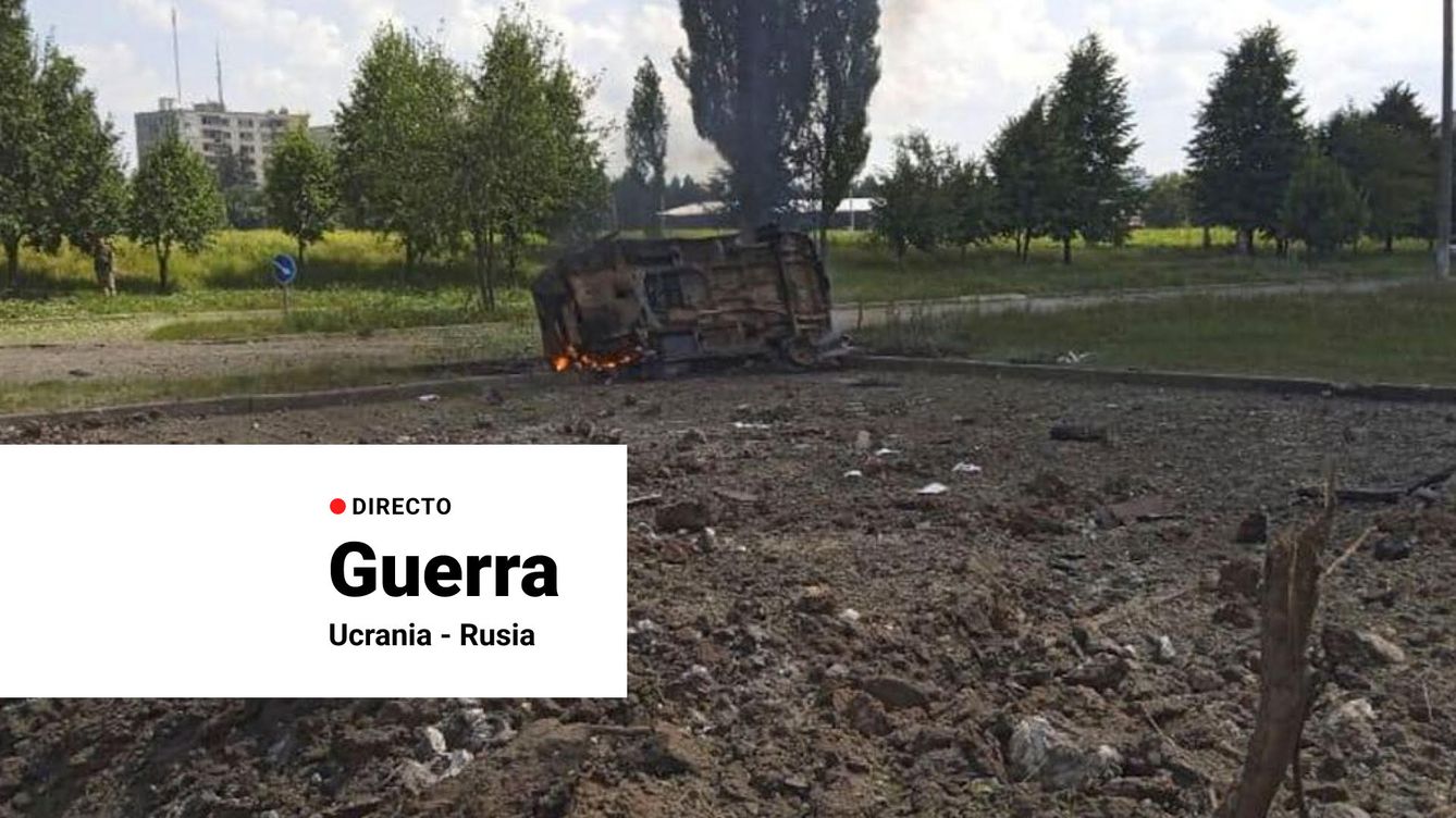 Foto: Un coche volcado y el cráter de un proyectil después de que decenas de personas, incluidos niños, resultaran heridas por un ataque militar ruso en Pervomaiskyi. (Reuters/Oleg Synegubov)