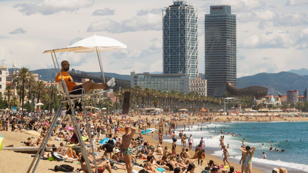Barcelona impide temporalmente el acceso a dos playas tras saturarse de bañistas