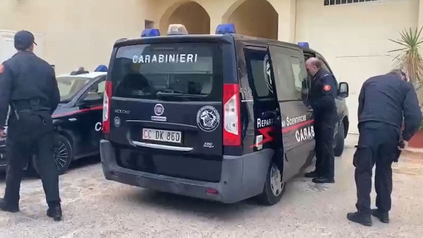 Varios Carabinieri acuden al lugar donde se escondía Matteo Messina para proceder a su detención. (Reuters/Carabinieri)