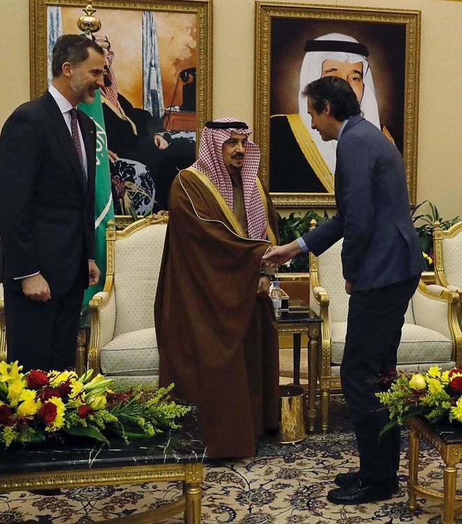 El gobernador de Riad saluda a De la Serna. (EFE)