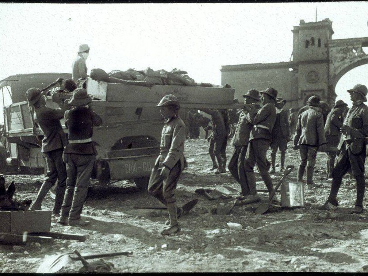 Foto: Recogida de cadáveres de los soldados españoles masacrados en Monte Arruit.