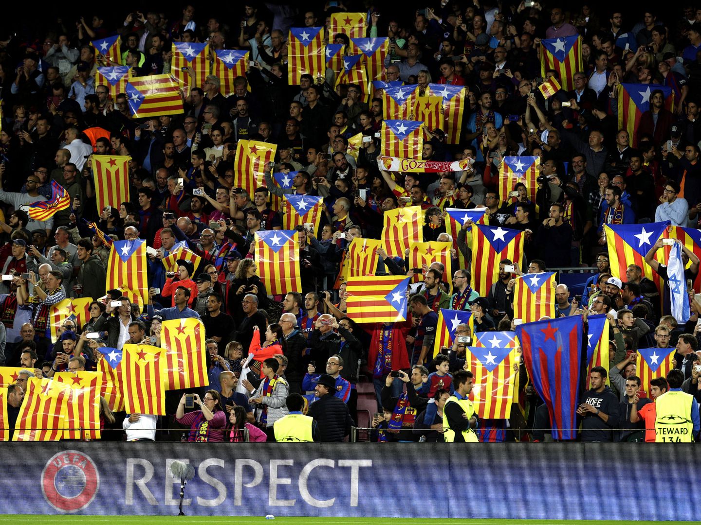 Esteladas durante un partido de la Champions en el Camp Nou. (EFE)