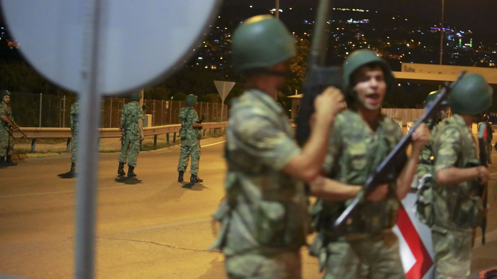 Foto: Los militares turcos cortan el tráfico en el Bósforo (Reuters)