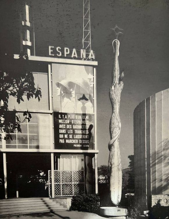 La escultura original, a la entrada del Pabellón de la República Española en la Exposición Universal de París. 