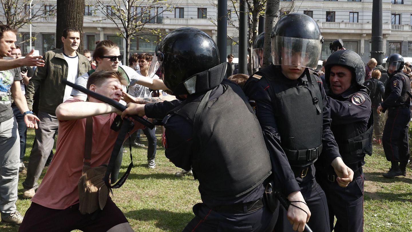 Choques entre la fuerza pública y los manifestantes rusos en Moscú. (Reuters)