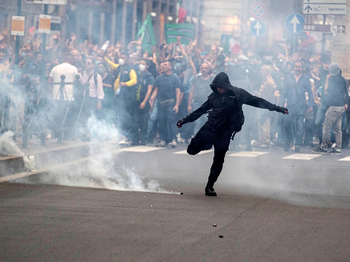 Foto: Disturbios durante las manifestaciones en Roma, Italia. (EFE)