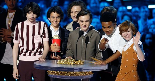 Foto: El equipo de Stranger Things recoge un premio en los MTV Awards 2018 | Reuters