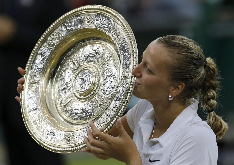 Foto: Petra Kvitova besa el trofeo de Wimbledon (Reuters).