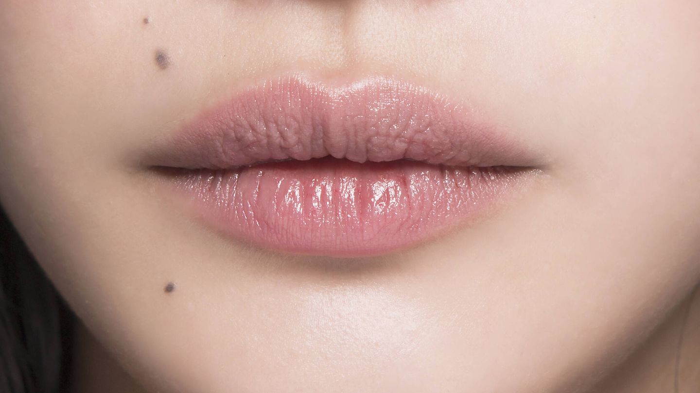 Con el paso de los años, los labios pierden volumen e hidratación y el ácido hialurónico ayuda a contrarrestarlos. (Imaxtree)