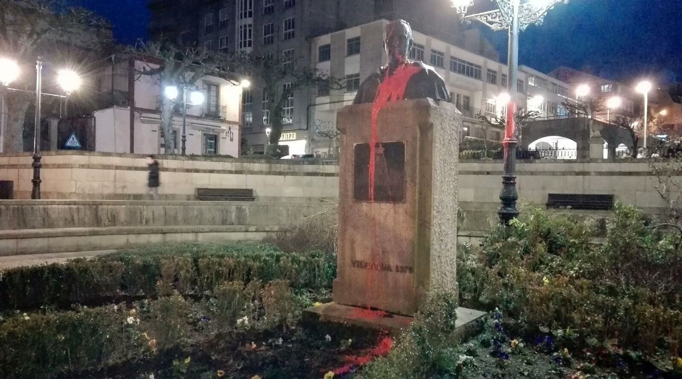 Tres encapuchados, que se dieron a la fuga, han perpetrado en Vilalba (Lugo) un ataque al busto del fundador del PP, el fallecido Manuel Fraga. (EFE)