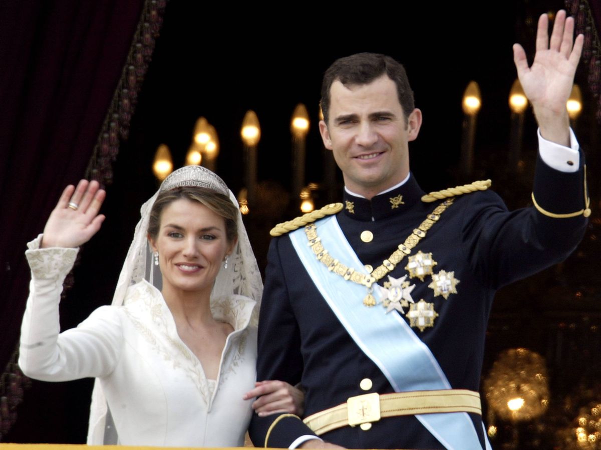 Foto: Los reyes Letizia y Felipe, el día de su boda saludando desde el Palacio Real. (Getty)