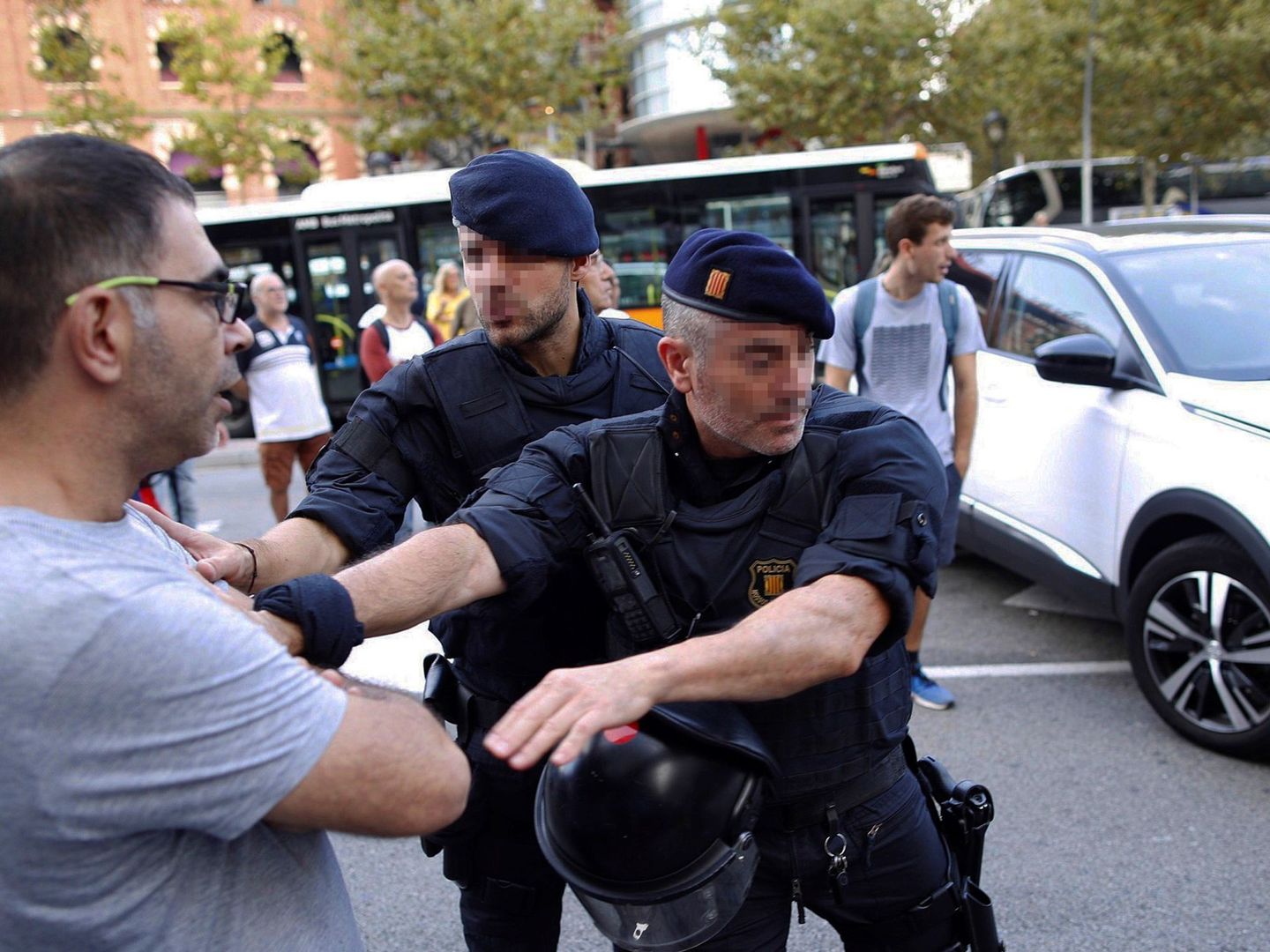 Un manifestante es deslojado de la calzada en las inmediaciones de la Plaza de España de Barcelona. (EFE)