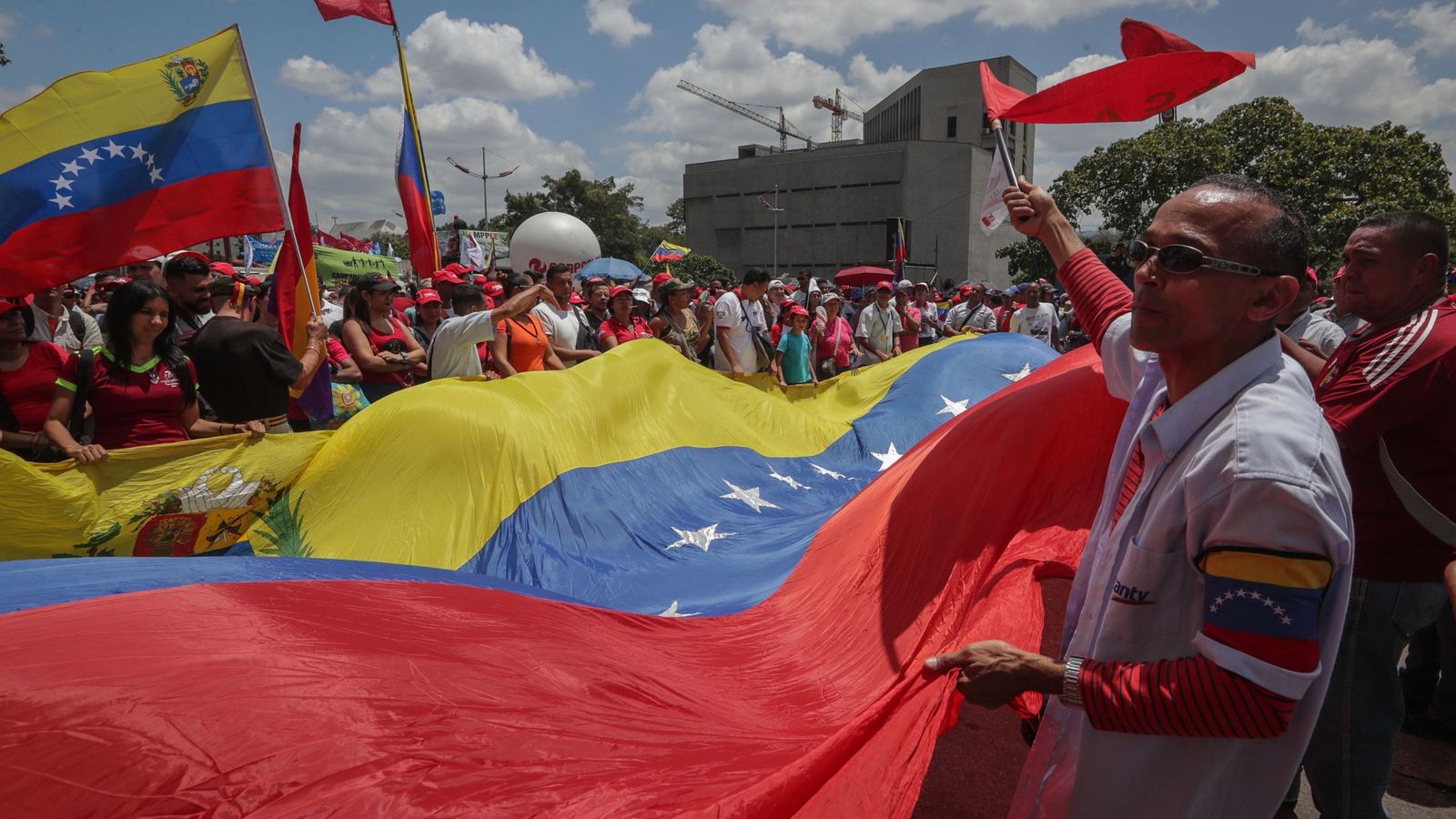 Foto: Seguidores del Gobierno de Nicolás Maduro participan en una marcha de apoyo en Caracas. (EFE)